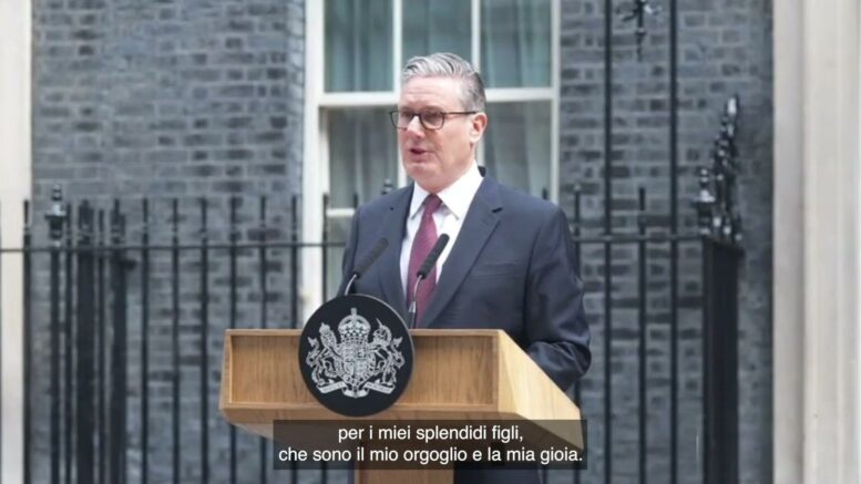 Starmer si dimette, la voce rotta sul finale: “Mi dedicherò al lavoro di padre e marito”