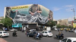 Iran-Usa, Trump: “Oggi firma digitale accordo, a giorni in presenza”. A Netanyahu: “Perché quel fottuto attacco a Beirut?”. Teheran: “In arrivo forte risposta”