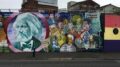 Scontri anti-migranti a Belfast con disordini e case incendiate
