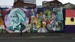 Scontri anti-migranti a Belfast con disordini e case incendiate