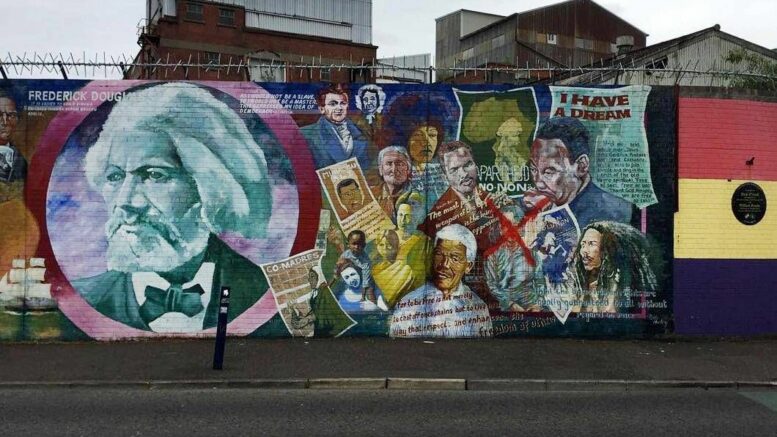 Scontri anti-migranti a Belfast con disordini e case incendiate