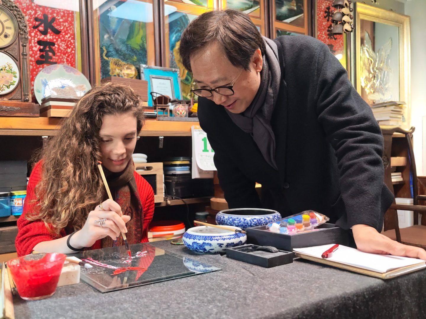 Dall’Italia alla Cina, dottoranda impara l’arte della pittura su vetro a Tianjin Dall’Italia alla Cina, dottoranda impara l’arte della pittura su vetro a Tianjin