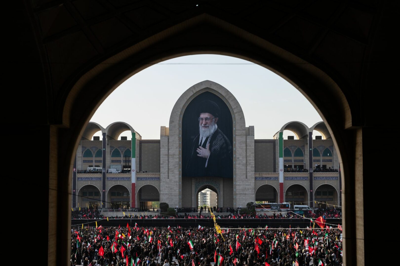 In migliaia a Teheran per la cerimonia funebre di Ali Khamenei In migliaia a Teheran per la cerimonia funebre di Ali Khamenei