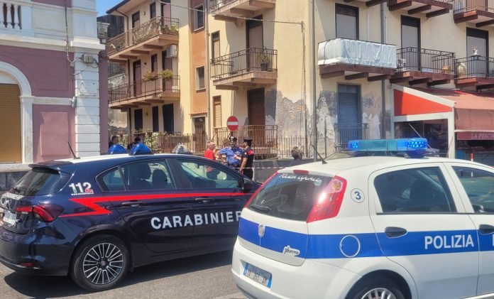 Insegue il fratello e lo uccide a colpi di mannaia nel Catanese, arrestato Insegue il fratello e lo uccide a colpi di mannaia nel Catanese, arrestato