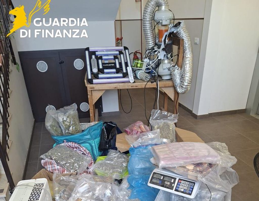Trovati con 100 kg di droga tra hashish e marijuana, tre arresti nel catanese Trovati con 100 kg di droga tra hashish e marijuana, tre arresti nel catanese