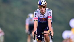 Evenepoel beffa Pogacar e vince la 15esima tappa al Tour, ritiro Vingegaard