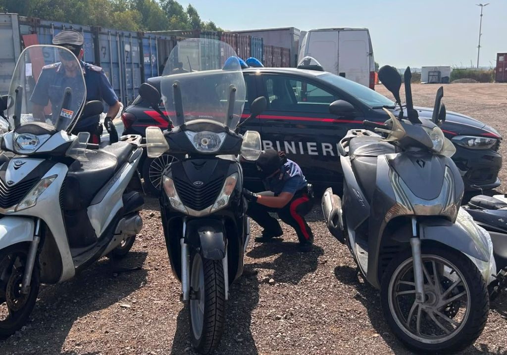 Scoperto traffico illecito di moto nei container a Roma, 3 fermi e 2 denunce Scoperto traffico illecito di moto nei container a Roma, 3 fermi e 2 denunce