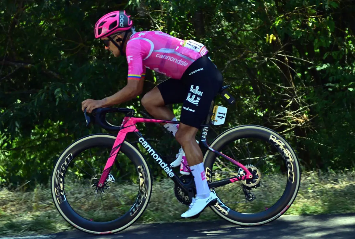 Al Tour Carapaz vince la 18^ tappa, Pogacar saldamente in maglia gialla Al Tour Carapaz vince la 18^ tappa, Pogacar saldamente in maglia gialla