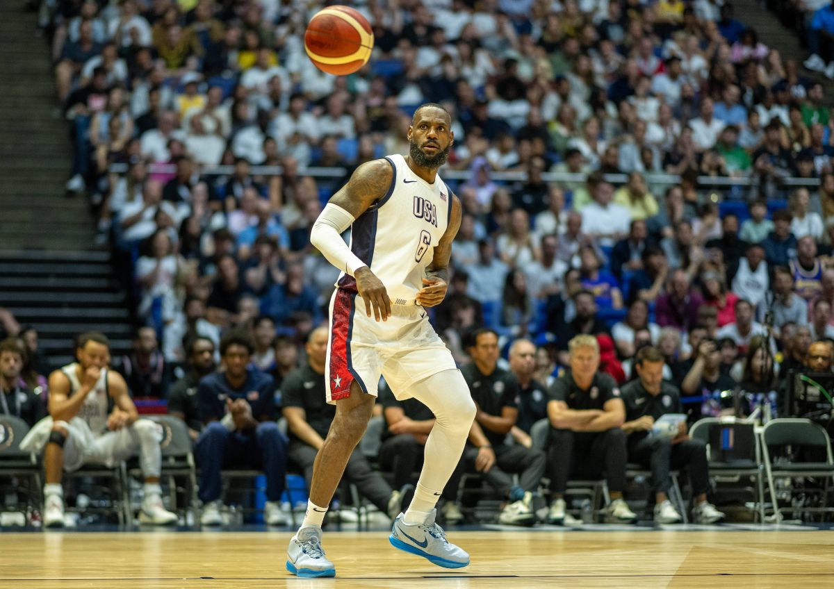 LeBron James giocherà nei Philadelphia 76ers LeBron James giocherà nei Philadelphia 76ers