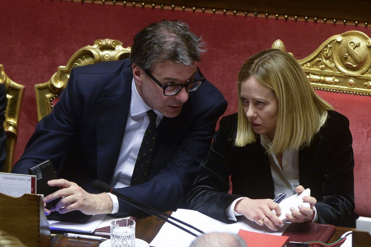 Confronto tra Meloni e Giorgetti sul caro carburanti, allo studio ipotesi accise mobili Confronto tra Meloni e Giorgetti sul caro carburanti, allo studio ipotesi accise mobili