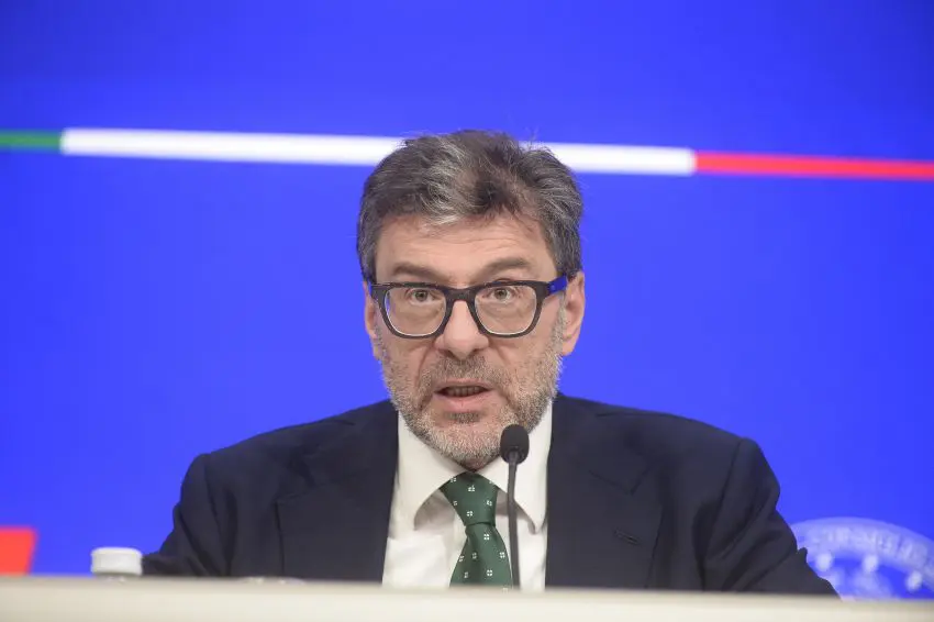 Giorgetti “Sconto solo sul gasolio di 17 centesimi fino al 6 agosto” Giorgetti “Sconto solo sul gasolio di 17 centesimi fino al 6 agosto”