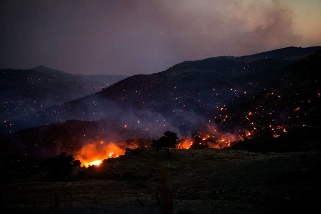 Grecia, situazione critica a Creta per gli incendi con 8 mila evacuati Grecia, situazione critica a Creta per gli incendi con 8 mila evacuati