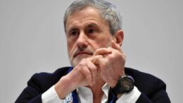 Alemanno denuncia aggressione a Roma: “Circondato da attivisti di sinistra, calci all’auto e sputi”