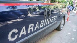 Grosseto, gira per strada con un machete e danneggia tre auto: denunciato un 27enne