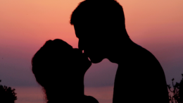 Giornata del bacio, l’infettivologa ‘non associatelo a malattie, meglio baciarsi che fare la guerra’