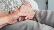 SEMPRE PIU’ PERSONE ANZIANE, SEMPRE MENO ASSISTENTI FAMILIARI