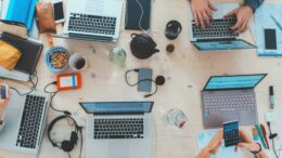 Ai riduce il burnout ma rischia di ampliare il deficit di connessione umana sul lavoro