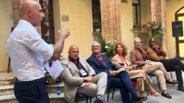 Vino, Equalitas celebra cinque anni del tavolo permanente con ‘Luci sul Lavoro’