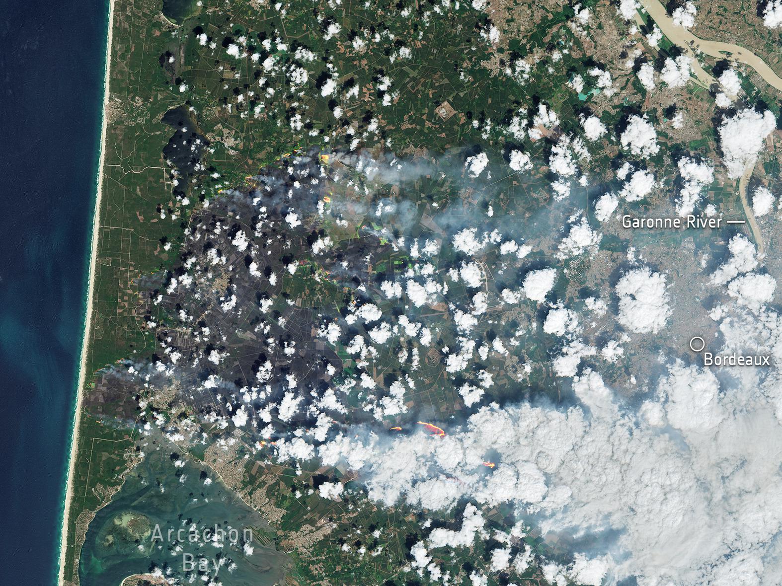 Questa immagine, catturata il 26 luglio, mostra l'area a ovest di Bordeaux, nella Francia sud-occidentale, dove gli incendi continuano a bruciare la campagna della regione della Gironda, famosa per i suoi vigneti, le foreste di pini e le zone paludose. Il vento e l'ondata di calore alimentano le fiamme, che secondo le prime stime hanno carbonizzato un'area pari ad almeno quattro volte la superficie di Parigi.