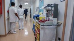Sanità, intesa sul contratto: “Aumento di 240 euro al mese per gli infermieri”