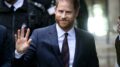 Harry torna a Londra senza Meghan e i figli: la decisione ‘last minute’