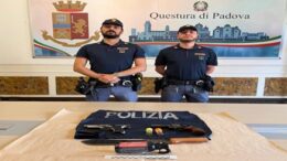 La Polizia di Stato blocca ed arresta un 22enne cittadino padovano di seconda generazione, a seguito della segnalazione da parte dei residenti di esplosioni di colpi di arma da fuoco nel quartiere Arcella, sparati da un’autovettura
