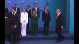 Meloni al vertice Nato, la premier nella foto di gruppo e l’arrivo di Trump
