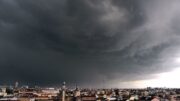 Caldo estremo sull’Italia, oggi 15 città da bollino rosso. Ma al Nord è allerta temporali