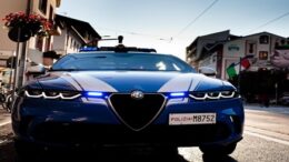 La Polizia di Stato ha arrestato in flagranza un 30enne bellunese per atti persecutori nei confronti di una 26enne. La vittima, perseguitata con pedinamenti, messaggi e appostamenti, era stata costretta a lasciare casa, lavoro e a cambiare vita