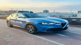 La Polizia di Stato ha arrestato un 30enne nigeriano ricercato, condannato a 1 anno e 7 mesi di reclusione per rapina, rissa e resistenza a pubblico ufficiale. Nel 2018, a Torino, aveva aggredito e rapinato un connazionale del telefono cellulare