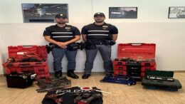 Nell’ambito dei controlli disposti dal Questore Marco Odorisio, la Polizia di Stato ha sventato il furto di attrezzature dal cantiere del tram. Recuperato materiale del valore di oltre 10.000 euro dopo un inseguimento con un’auto con targa moldava