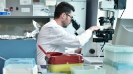 Ricerca, stretta Usa su studi ad alto rischio, stop fondi a test su virus potenziati