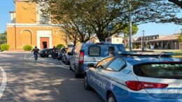 Il Questore di Padova, Marco Odorisio, dopo i recenti episodi di luglio, tra cui un arresto per tentato omicidio e la cosiddetta “stesa napoletana”, ha disposto dal 1° luglio l’intensificazione dei servizi ad “alto impatto” nel quartiere Arcella