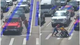 Anziano in carrozzina non riesce ad attraversare strada, lo aiuta… Spiderman