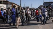 Sudafrica, proteste anti migranti: ronde manifestanti tra le case per cercare irregolari, due morti