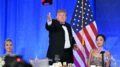 Trump e l’annuncio con il cappellino rosso: “E’ mia intenzione candidarmi alle presidenziali 2028”