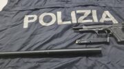 a Polizia di Stato ha bloccato due giovani che, nel parcheggio dello Sherwood Festival, hanno esploso 6 colpi a salve da un’auto in corsa tra via Nereo Rocco e via Altichiero: segnalati per pubblica intimidazione con uso di armi