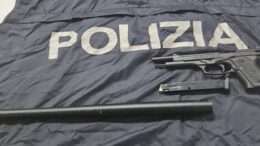 a Polizia di Stato ha bloccato due giovani che, nel parcheggio dello Sherwood Festival, hanno esploso 6 colpi a salve da un’auto in corsa tra via Nereo Rocco e via Altichiero: segnalati per pubblica intimidazione con uso di armi