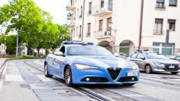 La Polizia di Stato arresta un 26enne rumeno che maltrattava la moglie 20enne, incinta al quinto mese, costringendola a prostituirsi e isolandola, privandola del cellulare e di ogni contatto con l’esterno.