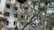 Ucraina, attacchi russi a Zaporizhzhia e Kharkiv: 6 morti. Kiev colpisce deposito petrolio