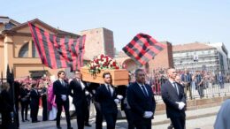 Una marea rossonera per Baresi, a Milano l’ultimo saluto al “Piscinin”