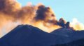 Etna, fontana di lava dal cratere voragine e voli dirottati