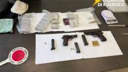 Napoli, sequestrati a Casavatore 2 kg di hashish e tre pistole. Un arresto