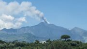 Ripresa sull’Etna attività stromboliana dal cratere Voragine, emissione di cenere