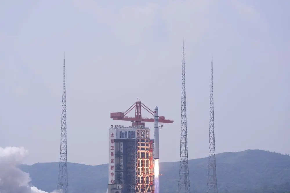 Cina, lanciati sette satelliti con un razzo Long March-6C Cina, lanciati sette satelliti con un razzo Long March-6C