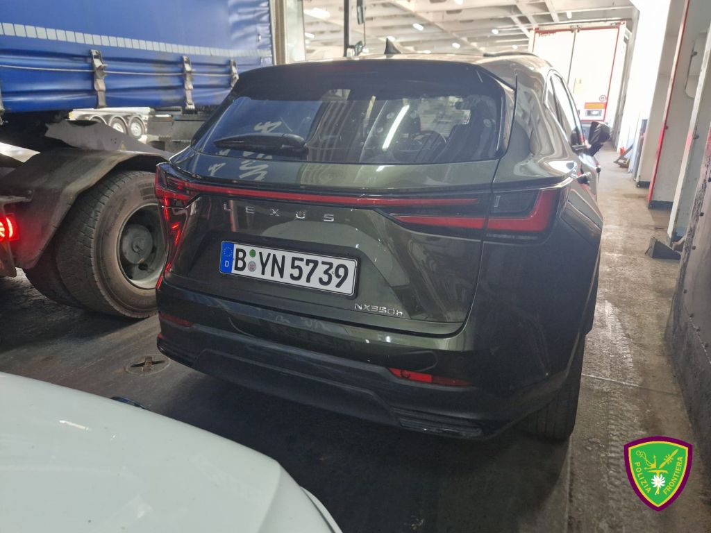 Auto clonate per il mercato nero in Tunisia, sequestri a Palermo Auto clonate per il mercato nero in Tunisia, sequestri a Palermo