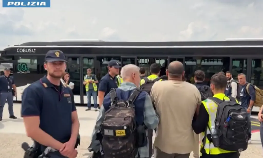 Immigrazione, rimpatriati al Cairo con volo charter 23 egiziani espulsi Immigrazione, rimpatriati al Cairo con volo charter 23 egiziani espulsi
