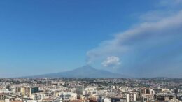 Etna, nube di cenere di 4 chilometri dal vulcano: scatta allerta rossa per l’aviazione