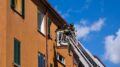 Esplosione in una palazzina a Perugia, due feriti gravi / Video