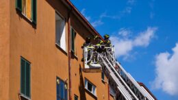 Esplosione in una palazzina a Perugia, due feriti gravi / Video